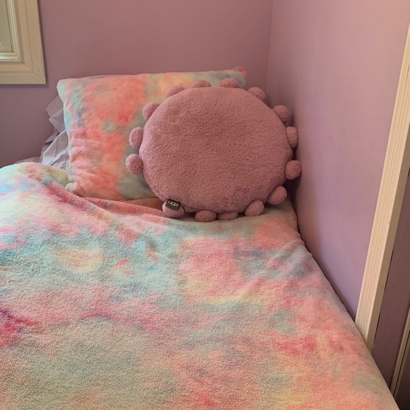 UGG Multicolor Tie-Dye Blanket and Pillow Set - Picture 9 of 12